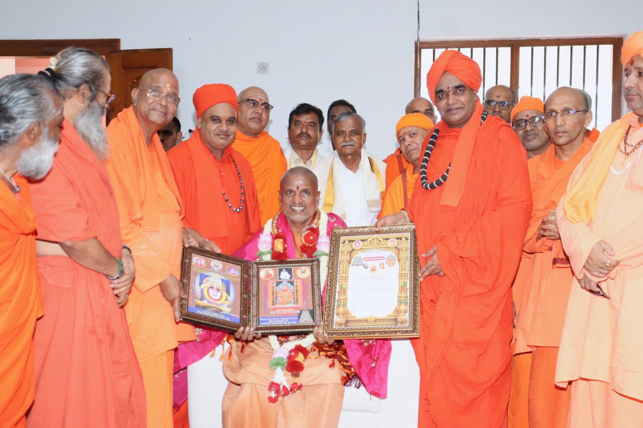 Swamiji participating in Mahakumbhabhishekam at Sri Samayapuram Mahamariamman Temple, Baburayanakoppalu