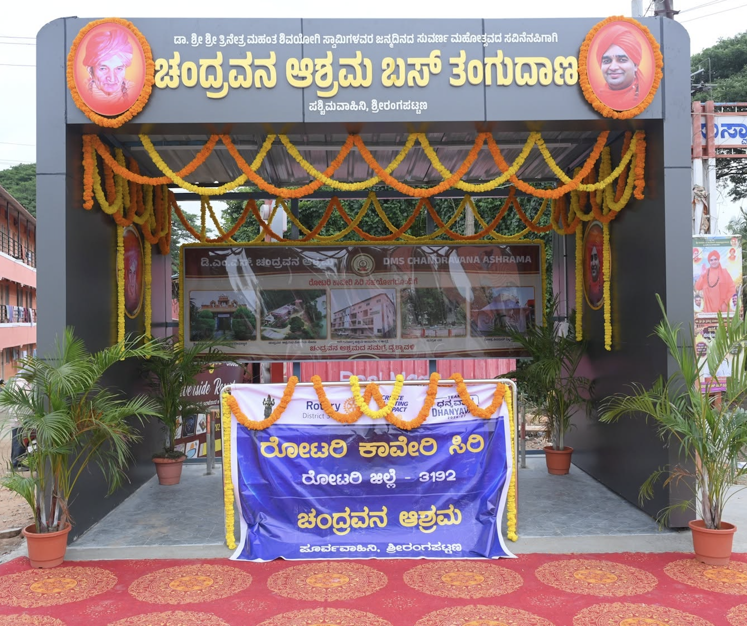 Ashrama and Rotary Cauverisiri representatives handing over the new bus shelter to the Srirangapatna Municipality Chief Officer