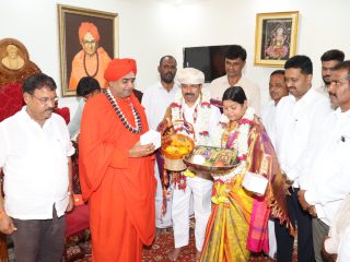 Cabinet Minister Sri Rudrappa Manappa Lamani Visits Chandravana Ashrama