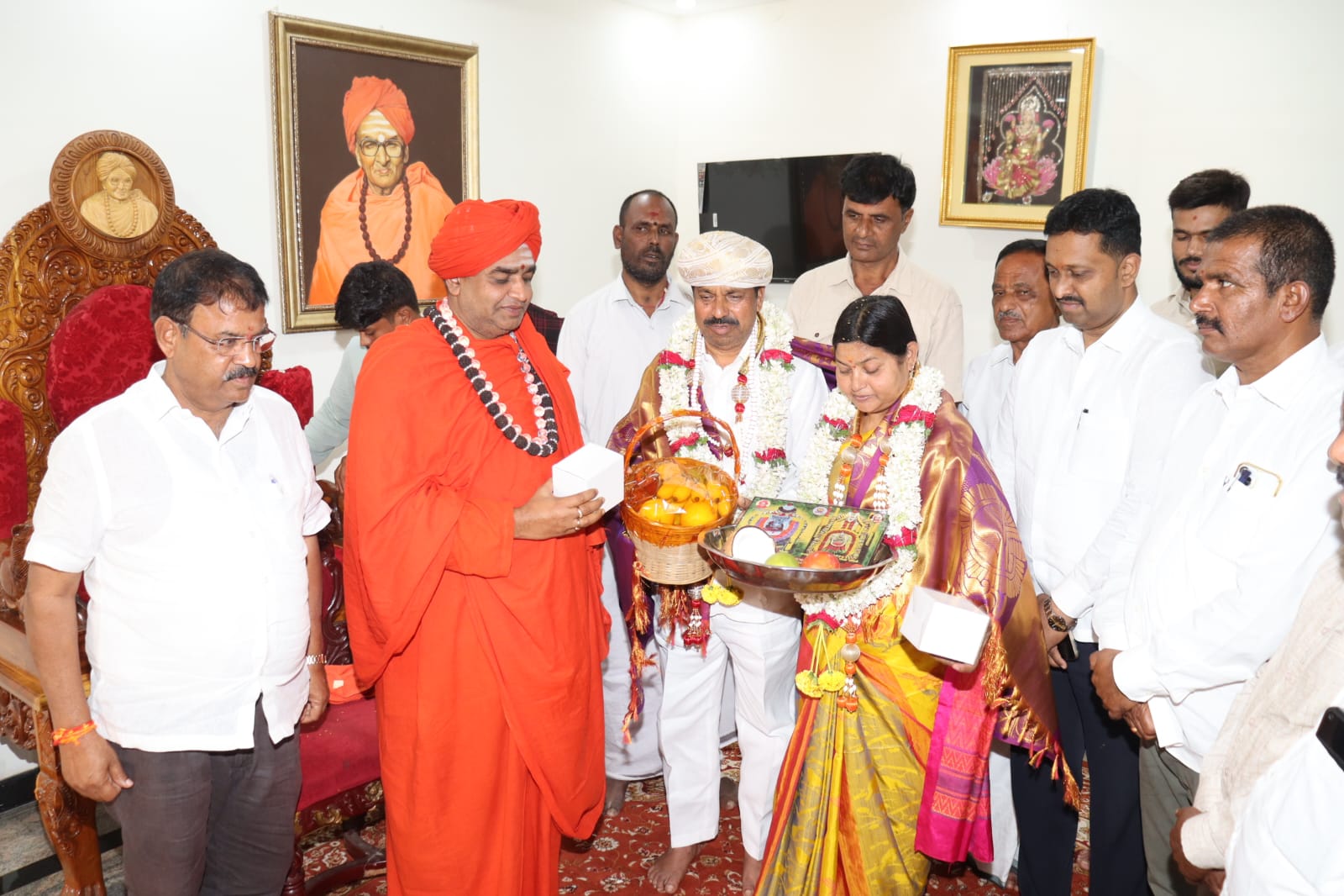 Cabinet Minister Sri Rudrappa Manappa Lamani offering prayers and receiving Swamiji's blessings at Chandravana Ashrama