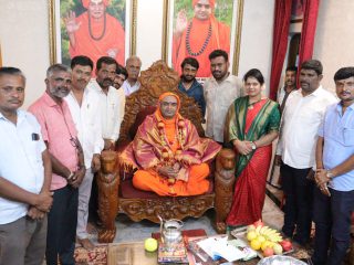 Smt. Veena Kashappanavar Seeks Swamiji’s Blessings at Chandravana Ashrama