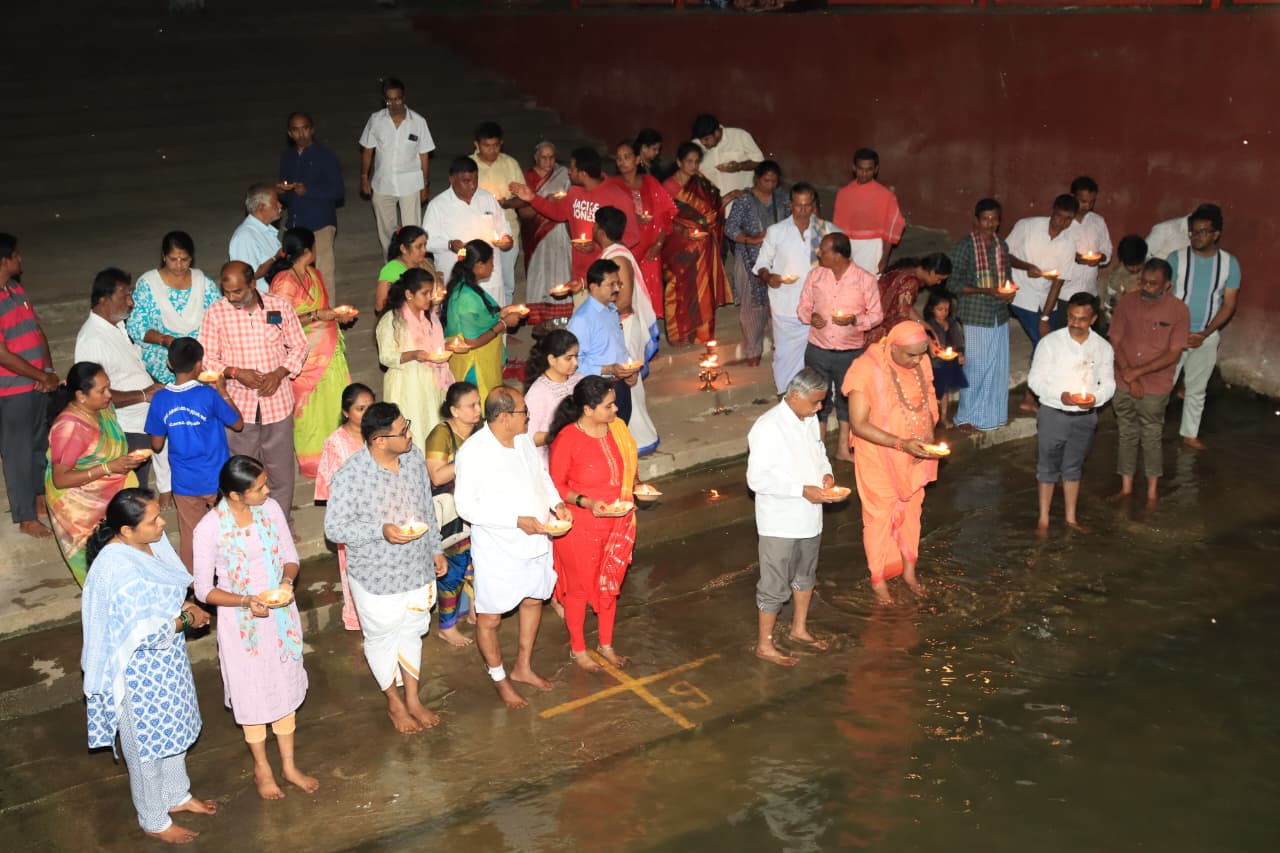 Dr. Sri Sri Trinetra Mahanta Shivayogi Swamiji offering prayers to Mother Cauvery during the 166th Beladingala Deepaarati at Chandravana Ashrama
