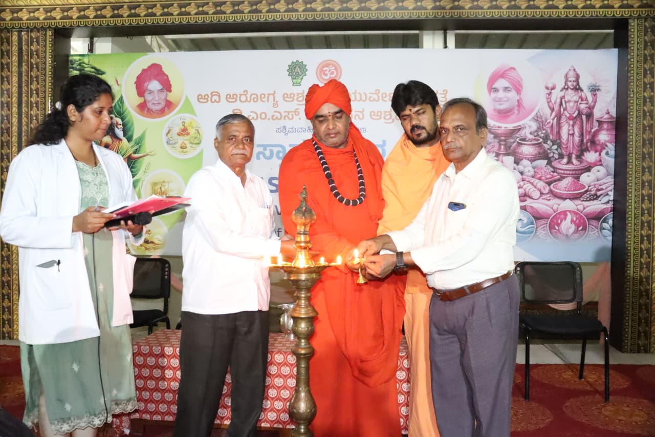 Dr. Sri Sri Trinetra Mahanta Shivayogi Swamiji inaugurating the 5th Swasthya Shibira wellness camp at Chandravana Ashrama